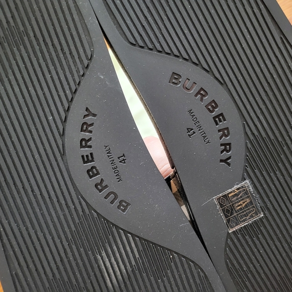 Burberry Black and Tan Men's Slides - Picture 7 of 7